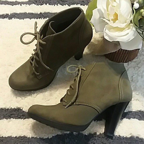 Rialto size 6M Olive Green Suede Booties - Picture 2 of 8